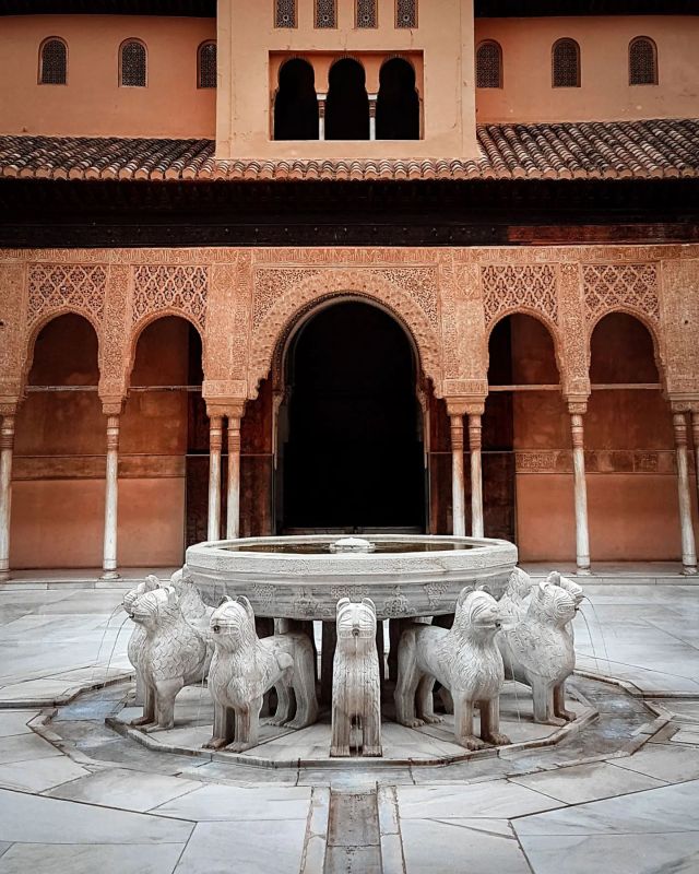⚜️ ENG
There is no place like this in the whole world. Don't tell me you are going to miss it 😉  ⠀
⚜️ ESP
No hay lugar como este en el mundo entero. No me digas que te lo vas a perder 😉
⠀
⠀
#Granada #Alhambra #Spain #unesco #semanasanta #architecture #beautifuldestinations #igersspain #passionpassport #travelandleisure #cntraveler #suitcasetravels #perfect_worldplaces #world_besttravel #travelcaptures #slowtravel #streetphotography #visitgranada #tourguide #granadawanderer #springtime
