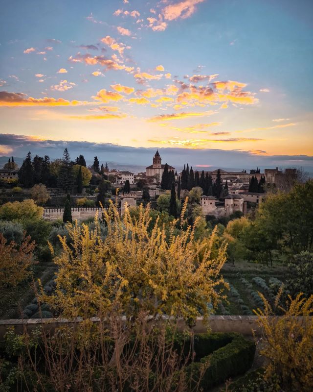 ⚜️ ENG
I say goodbye to Instagram posts until next year, and I do it with this sunset from the Alhambra, obviously.  It's been a tough year, I'm not going to lie. In many aspects. But since everything in life is learning, I want to think that now I am more aware, more experienced, and even a little wiser.
My life, my way of thinking, and my understanding of what surrounds me are going beyond what my eyes and ears perceive: a world that I don't like.  For this reason, every day I usually think that life is short, that we believe we are immortal, and that we will surely reach 100 years old. And that is not true. Nothing in this life matters more than enjoying family (friends who love you are family too) and what one does every single day. NOTHING MORE. That is my wish for 2023.  Merry Christmas and Happy New Year to all of you guys. 😊🎄❤️  ⚜️ ESP
Me despido de las publicaciones de Instagram hasta el año que viene, y lo hago con este atardecer en la Alhambra, como no podía ser de otra forma.  Ha sido un año duro, no os voy a mentir. En muchos aspectos. Pero como todo en la vida es aprendizaje, quiero pensar que ahora soy más consciente, más experimentado y hasta un poquito más sabio.
Mi vida, mi forma de pensar y mi entendimiento sobre lo que me rodea están yendo más allá de lo que mis ojos y oídos perciben: un mundo que no me gusta.  Por eso, cada día suelo pensar que la vida son dos días, que nos creemos inmortales y que creemos que seguro llegaremos a los 100 años. Y no es así. Nada en esta vida importa más que disfrutar de la familia (los amigos que te quieren son familia también) y de lo que uno hace. NADA MÁS. Ese es mi deseo para 2023.  Feliz Navidad y Feliz Año Nuevo a todos. 😊🎄❤️
⠀
⠀ ⠀
#Granada #Alhambra #Spain #unesco #architecture #beautifuldestinations #igersspain #passionpassport #travelandleisure #cntraveler #suitcasetravels #perfect_worldplaces #world_besttravel #travelcaptures #slowtravel #streetphotography #visitgranada #tourguide #granadawanderer #justtravel #kings_villages #perfect_worldplaces #amazingdestination #CBviews #mobilephotography #instatravel #sunset #sunsetlovers #happynewyear