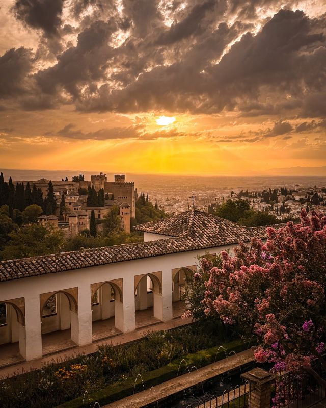 🇺🇸 ENG
Do you still think this is not the most beautiful sunset in the world? Well, then come to Granada and check it out 😉❤️  ➡️ Remember: Like 👍🏻, comment 🗣️, and share ✉️. If you also hit the bell on my profile 🔔, you will have my eternal gratitude. 🙇🏻‍♂️🫶🏻🩵  🇪🇸 ESP
¿Todavía piensas que este no es el atardecer más bonito del mundo? De acuerdo, entonces ven y comprúebalo tú mism@ 😉❤️  ➡️ Recuerda: Dale a Like 👍🏻, comenta 🗣️ y comparte ✉️. Si además tocas la campanita en mi perfil 🔔, tendrás mi eterno agradecimiento. 🙇🏻‍♂️🫶🏻🩵  ⠀
#Granada #Alhambra #Andalucia #Spain #unesco #beautifuldestinations #igersspain #passionpassport #travelandleisure #cntraveler #suitcasetravels #perfect_worldplaces #world_besttravel #travelcaptures #slowtravel #streetphotography #visitgranada #tourguide #granadawanderer #justtravel #perfect_worldplaces #amazingdestination #mobilephotography #architecture #sunset #sunsetlovers